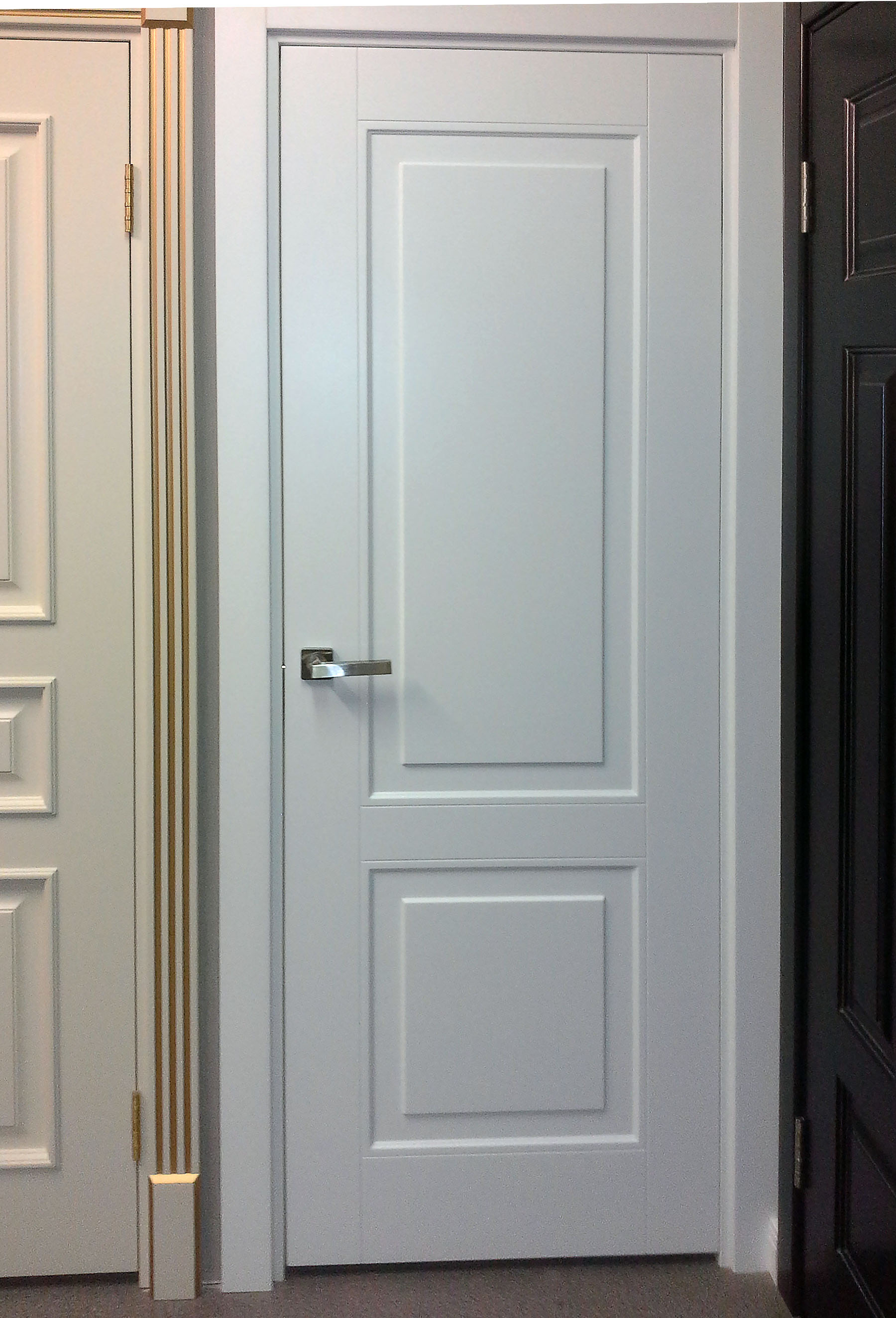 ручки на белой двери в интерьере